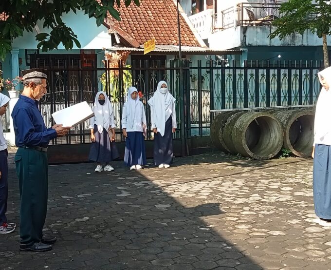 Upacara Bendera Pada Hari Senin